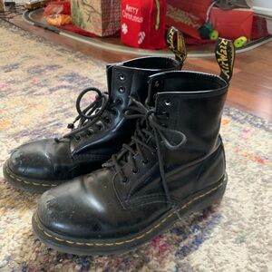 Dr. Martens Black Boots - classic combat boots 1460 leather